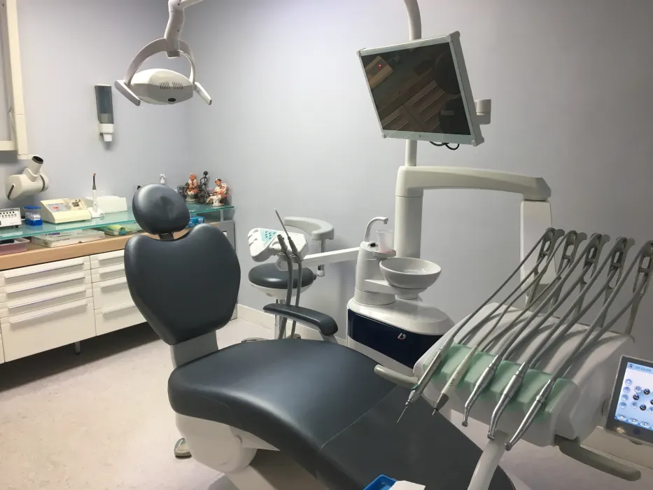 Salle de soins équipée d'un fauteuil dentaire moderne au cabinet